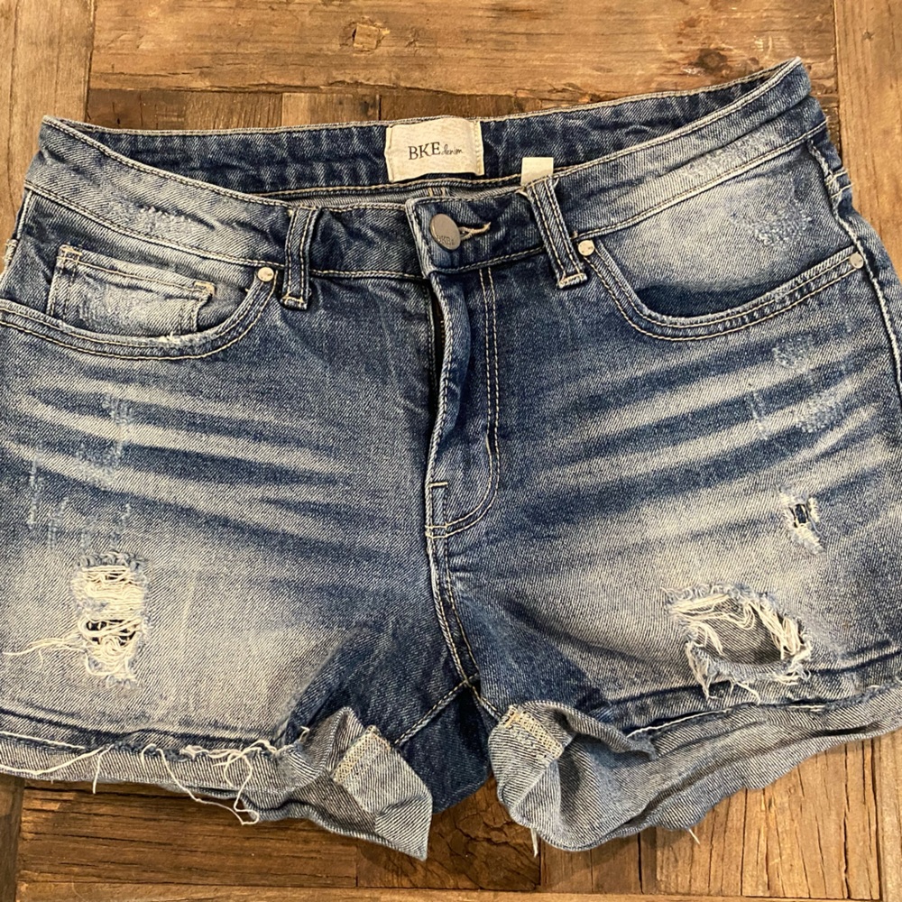 BKE size 28 distressed denim short.